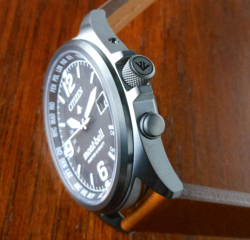 CB0177-23E/シチズンとモンベルのコラボレーション限定発売腕時計の側面拡大画像