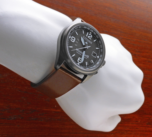 CB0177-23E/シチズンとモンベルのコラボレーション限定発売腕時計の装着画像