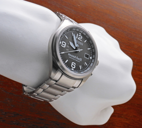 CB0171-89E/シチズンとモンベルのコラボレーション限定発売腕時計の装着画像