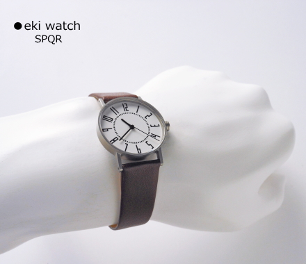 SPQR＜eki watch＞白文字盤／ブラウンストラップの装着画像