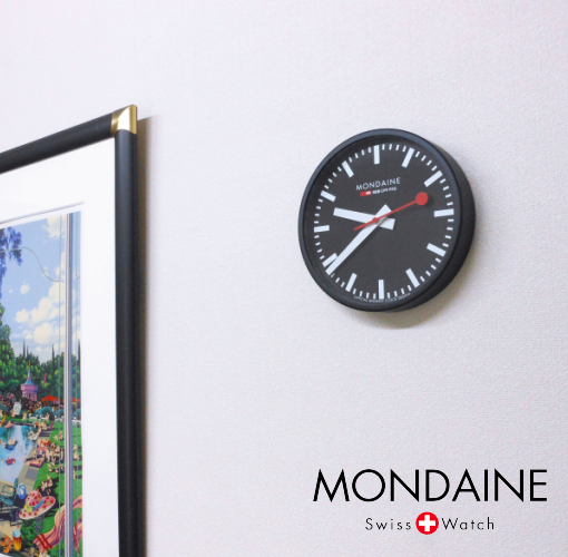 モンディーンの掛け時計A990.CLOCK.64SBBの壁面画像