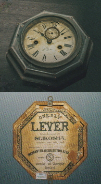明治４２年のテンプ式八角掛け時計と背面の保証シールの画像