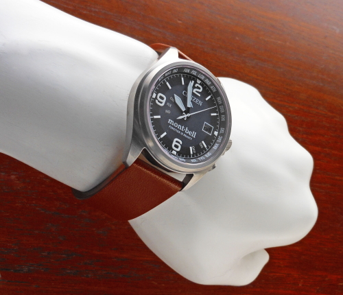 CB0171-11L/シチズンとモンベルのコラボレーション限定発売腕時計の装着画像
